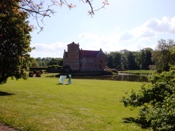 Torups slott i forsommarskrud